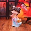 Schattig tekenfilmfiguurtje van een meisje in Hanfu met mand voor bureaudecoratie thuis - Groot Meisje Met Bloemenmand