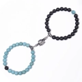 Details von Paar-Magnetarmbändern mit blauem Türkis, schwarzen Perlen und Handanhängern - Türkis + Matter Stein Armband