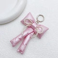 Detail von rosa Satin-Bogen Schlüsselanhänger mit Perlen und silbernem Verschluss - Rosa