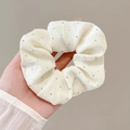 Witte bloemen kant scrunchie met zilveren kralen versieringen in de hand - #2 Gebroken Witte Scrunchie Met Strass