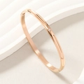 Detalle del brazalete de acero inoxidable oro rosa con diamante sobre fondo ondulado - Oro rosa