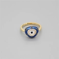 Goldener Evil Eye Ring mit blauem Emaille-Herz und Kristallen vor grauem Hintergrund - Blaues Herz