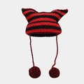 Dettaglio del cappello in maglia a righe rosse e nere con orecchie di gatto e pompon - Taglia unica / Rosso e Nero