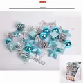 Dettaglio di un set di decorazioni natalizie blu e argento con palline e stelle - Set da 32 / Blu Lago