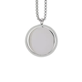 Gedetailleerde close-up van een roterende ronde roestvrijstalen hanger aan een schakelketting - Roterende Ronde Hanger / Zilver
