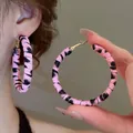 Primer plano de los pendientes de aro con estampado de leopardo y cierre de metal dorado - 5# Rosa - Aro Redondo de Cuero Leopardo