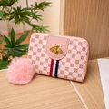 Petit portefeuille rose à motif vintage avec emblème d'abeille dorée et pompon doux - Rose