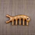 Pettine per massaggio meridiano in legno di sandalo a cinque denti su tappeto di bambù - Delfino in Legno di Sandalo Dorato con Foro (11.5*5*2cm)