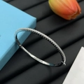 Funkelndes Silberarmband mit vollem Zirkonia-Pavé auf einer Luxusschmuckschatulle - Weißgold