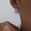 Orecchino minimalista in argento stile hip-hop con sfere di metallo sul modello - Color Acciaio
