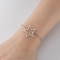 Bracciale a stella minimalista in acciaio inossidabile al polso femminile con finitura lucida - Stella Acciaio