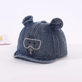Detail der blauen Baby-Baseballkappe aus Denim mit Bärenohren und Stickerei am weichen Rand - 46-48 cm / Dunkelblau