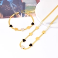 Set catena a serpente dorata con ciondoli a cuore in madreperla su vassoio bianco - Set Collana + Bracciale con Cuore