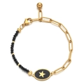 Detail der goldenen Büroklammerkette und schwarzen Perlenarmband mit Sternanhänger - Schwarz