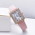 Dettaglio del cinturino in pelle rosa e ghiera in cristallo oro rosa con numeri romani - Rosa