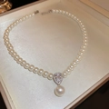 Detail van Franse vintage parelketting met zirkoon hanger verpakt in een luxe geschenkdoos - Wit