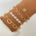 Set de quatre chaînes dorées avec perles et pendentif LOVE sur le poignet d'un modèle - HS596-16 Or LOVE Médaille Ensemble 4pcs