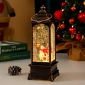 Primer plano de farol navideño de bronce vintage con muñeco de nieve y nieve brillante - Muñeco de Nieve Estacionario