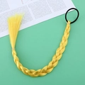 Dettaglio di un'estensione per capelli intrecciata dorata con elastico nero - Giallo