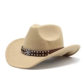 Détail de chapeau de cowboy en feutre avec boucle en métal rétro et rivets argentés - Camel