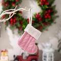 Roze en witte gebreide mini kerstkous met kabelpatroon en een handige ophanglus - Roze