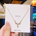Collier en argent avec pendentif ailes en zircon et pierre de lune sur support - Ailes Argentées Et Gouttelettes D'eau Irisées