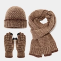 Detalle del tejido de gofre del conjunto de invierno marrón con gorro, bufanda y guantes - Caqui