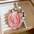 Chouchou rose satiné avec bordure ondulée crème et perle dans une boîte cadeau - 66# Chouchou Rose Artificielle à Bord Festonné