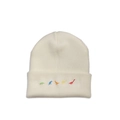 Detalle de cinco dinosaurios bordados de colores en el dobladillo del gorro tejido - M (56-58cm) / Blanco