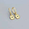 Boucles d'oreilles créoles dorées avec étoile à huit branches et pierre noire sertie - Argent 925 / Or (Zircone Noire)