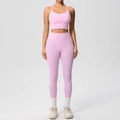Vue de face d'un ensemble de yoga rose clair avec haut à bretelles et legging taille haute - S / Haut Et Bas / Rose Sakura