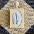 Detail von weißem Korallenvlies-Handtuch mit Tulpenstickerei in gelber Geschenkbox - Champagner Tulpe