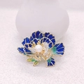 Detalle de broche de peonía esmaltada con pétalos azules, cristales y perla central - Azul