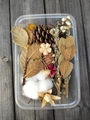 Scatola di fiori secchi natalizi DIY con pigne e bacche rosse per ghirlande - Scatola di frutta secca n. 3
