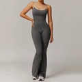 Dunkelgrauer Yoga-Jumpsuit mit Schlaghose, Rückenausschnitt und weißen Kontrastborten - S / Berg-Grau