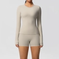 Vorderansicht des beigen, elastischen Sportsets mit Langarmshirt und Radlerhose - S / Kamelbraun