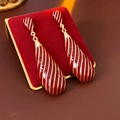 Detalle de pendientes de gota rojos con rayas doradas en soporte de terciopelo - Estilo largo de gota de agua a rayas vintage / 925 Sterling Silver Earring Post-Rojo (Rayas doradas)