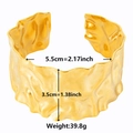 Detail eines 18k vergoldeten Edelstahlarmbands mit 5,5cm Durchmesser und 3,5cm Breite - Gold