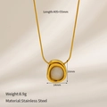 Detalle de colgante dorado con piedra ojo de gato y cadena de tipo serpiente - Dorado