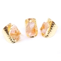 Juego de tres anillos de citrino natural con metal martillado chapado en oro en varios ángulos - Ajustable/Piedra Irregular / Citrino