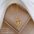Dettaglio del ciondolo cuore ballerina dorato con dimensioni 2,7x2cm e un peso di 3,5g - Oro (C503)