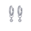 Orecchini a cerchio in argento con pendenti rotondi in zircone su sfondo bianco - Argento