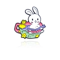 Spilla in smalto con coniglietto bianco che legge in una tazza rosa con stelle - Stile Coniglio che Legge in una Tazza (CC2097)