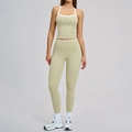 Avocadogroene yogaset met witte contrastranden en legging met hoge taille voor fitness - S / Tank + Lange Broek / Midzomergroen