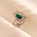 Détail de bague vintage en acier 304 avec pierre de malachite ovale et décorations rétro - Base Argentée Texture Malachite