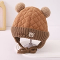 Winter-Baby-Fliegermütze mit Bärenstickerei und doppelten Pelzpompons in dunklem Kamel - Kaffeebraun