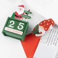 Calendario dell'avvento in legno con gnomo di Babbo Natale e blocchi data verdi mobili - Gnomo con cappello rosso e stella (C6-2-6)