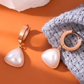 Modische Creolen aus roségoldenem Titanstahl mit dreieckigen Perlenanhängern für Damen - Huggie Dreieck Perlenohrringe / Roségold