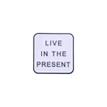Spilla quadrata in smalto con scritta 'LIVE IN THE PRESENT' dal design minimalista bianco e nero - C1999 LIVE IN THE PRESENT