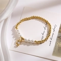 Dettaglio del bracciale a sfere dorate con perle bianche e ciondolo a forma di orso - Ciondolo Orso Bianco